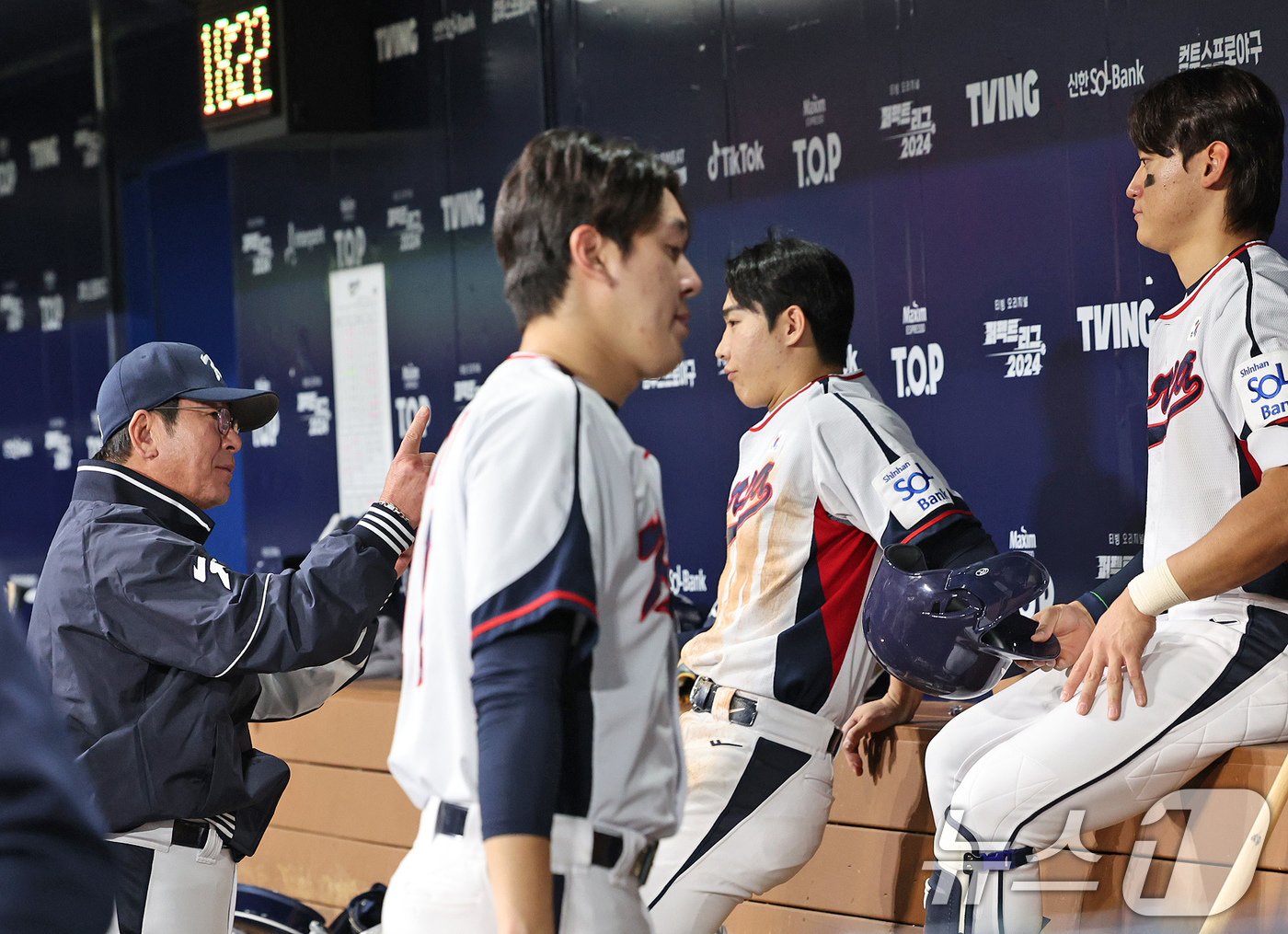 6일 오후 서울 구로구 고척스카이돔에서 열린 대한민국 야구 국가대표팀과 상무의 연습경기 중 대표팀 류중일 감독이 더그아웃에서 김도영과 이주형에게 코칭을 하고 있다. 2024.11.6/뉴스1 ⓒ News1 장수영 기자