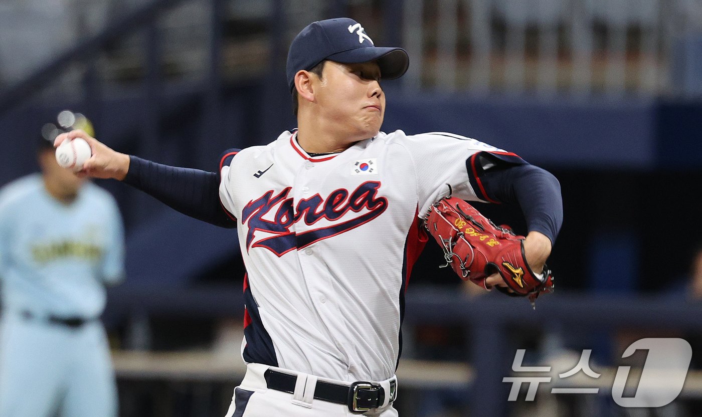 6일 오후 서울 구로구 고척스카이돔에서 열린 대한민국 야구 국가대표팀과 상무의 연습경기, 6회초 마운드에 오른 대표팀 소형준이 역투하고 있다. 2024.11.6/뉴스1 ⓒ News1 장수영 기자