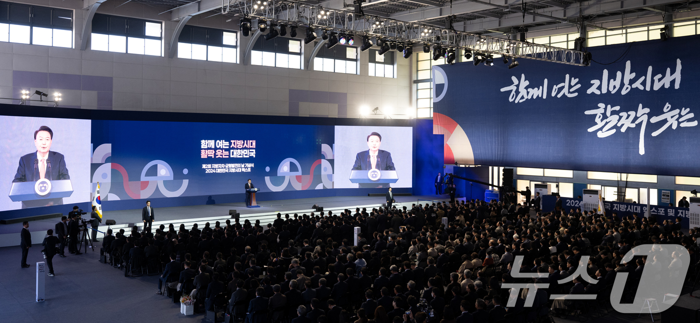 (서울=뉴스1) 송원영 기자 = 윤석열 대통령이 6일 강원도 춘천 송암스포츠타운 실내테니스장에서 열린 '지방자치·균형발전의 날 기념식'에서 기념사를 하고 있다. (대통령실 제공) …