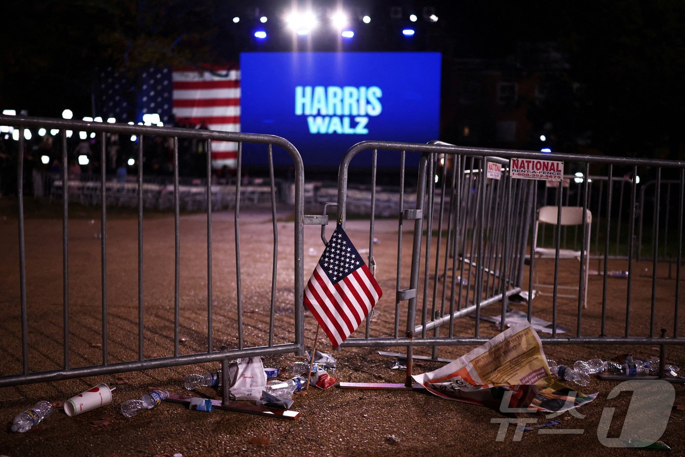 본문 이미지 - 제47대 미국 대통령 선거 개표가 진행된 6일(현지시간) 새벽 민주당 대통령 후보 카멀라 해리스 부통령 지지자들이 해리스 모교인 워싱턴DC 하워드대에 모여 개표 방송을 지켜보던 도중 공화당 대통령 후보 도널드 트럼프 전 대통령의 당선이 확실시 되자 자리를 떠났다. 2024.11.06. ⓒ 로이터=뉴스1 ⓒ News1 김성식 기자