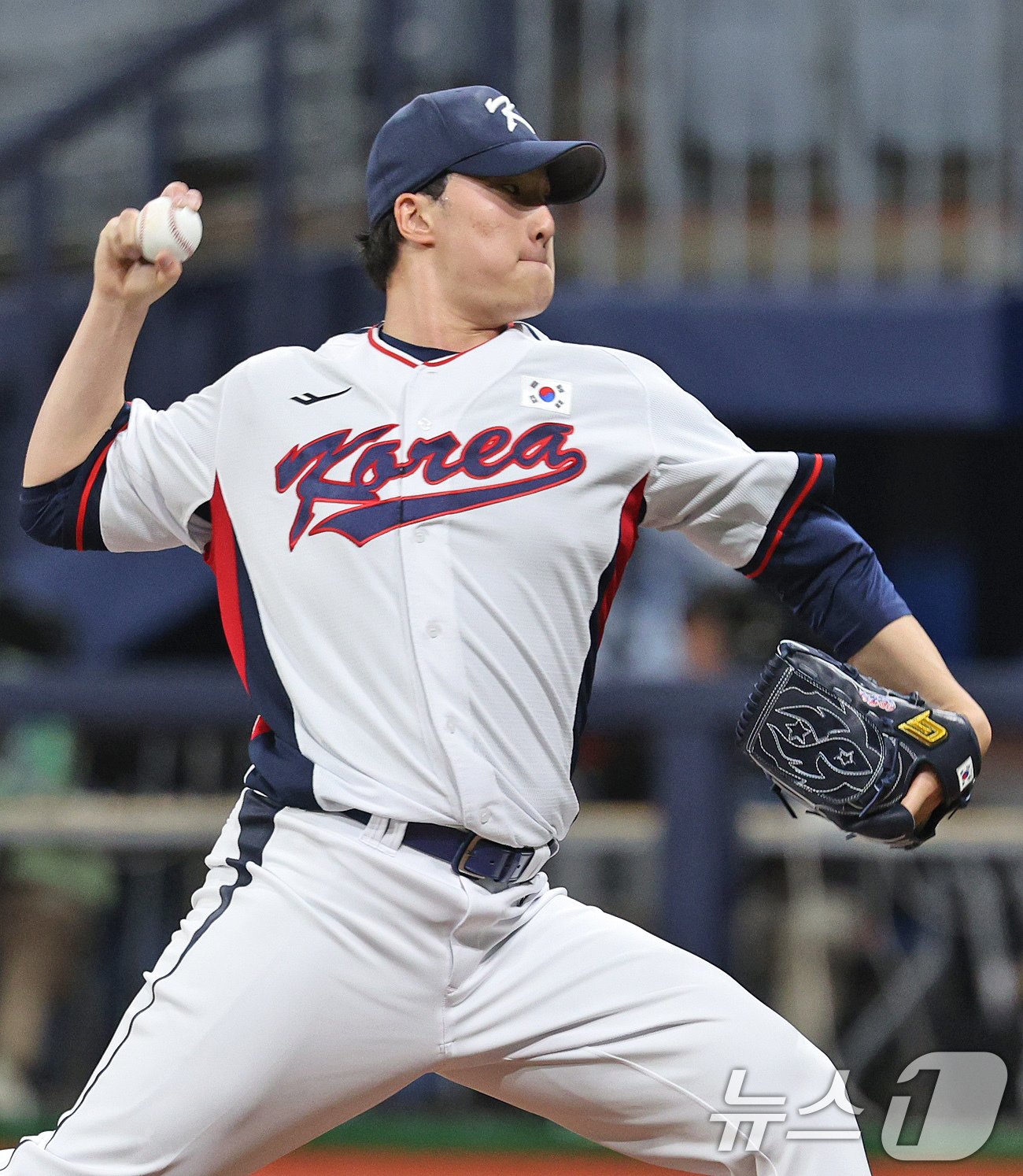 본문 이미지 - 6일 오후 서울 구로구 고척스카이돔에서 열린 대한민국 야구 국가대표팀과 상무의 연습경기, 7회말 상무 투수를 대신해 마운드에 오른 대표팀 정해영이 역투하고 있다. 2024.11.6/뉴스1 ⓒ News1 장수영 기자