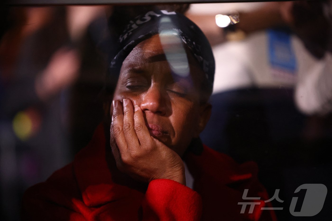 본문 이미지 - 제47대 미국 대통령 선거 개표가 진행된 6일(현지시간) 새벽 민주당 대통령 후보 카멀라 해리스 부통령 지지자가 해리스 모교인 워싱턴DC 하워드대에 모여 개표 방송을 지켜보던 도중 공화당 대통령 후보 도널드 트럼프 전 대통령의 당선이 확실시 되자 턱을 괸 채 두 눈을 감고 있다. 2024.11.06. ⓒ 로이터=뉴스1 ⓒ News1 김성식 기자