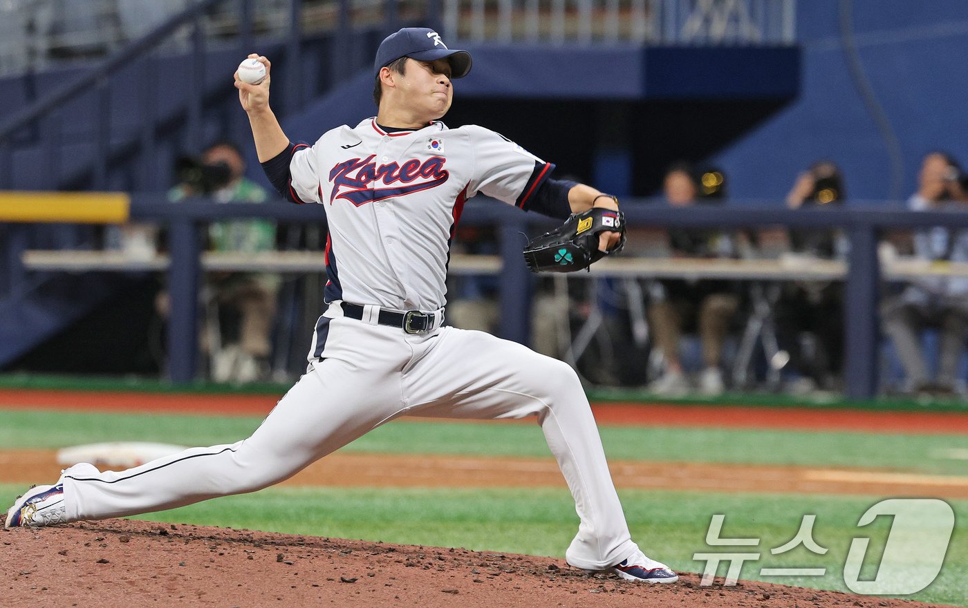 본문 이미지 - 6일 오후 서울 구로구 고척스카이돔에서 열린 대한민국 야구 국가대표팀과 상무의 연습경기, 9회초 마운드에 오른 대표팀 마무리 박영현이 역투하고 있다. 2024.11.6/뉴스1 ⓒ News1 장수영 기자
