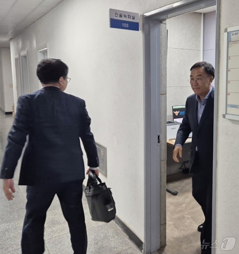 본문 이미지 - 최근 여성 민원인을 상대로 한 성 비위와 금품수수 의혹을 받는 김진하 강원 양양군수가 6일 강원경찰청 강릉 별관에 출석해 조사를 마치고 나서고 있다. 2024.11.6/뉴스1 ⓒ News1 윤왕근 기자