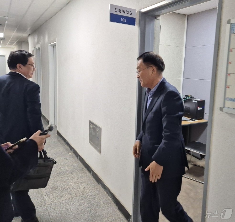 본문 이미지 - 최근 여성 민원인을 상대로 한 성 비위와 금품수수 의혹을 받는 김진하 강원 양양군수가 6일 강원경찰청 강릉 별관에 출석해 조사를 마치고 나오고 있다. 2024.11.6/뉴스1 ⓒ News1 윤왕근 기자