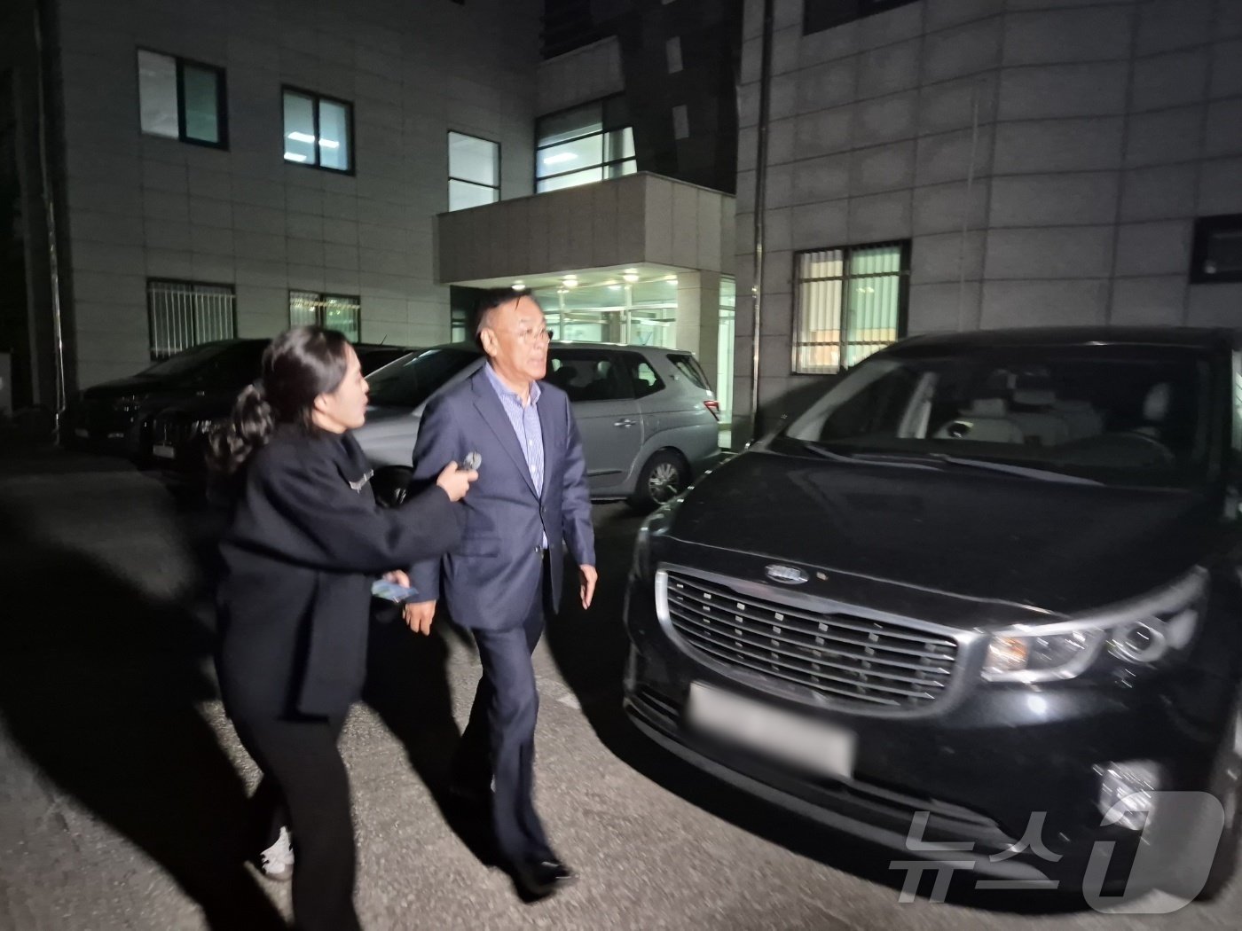 본문 이미지 - 최근 여성 민원인을 상대로 한 성 비위와 금품수수 의혹을 받는 김진하 강원 양양군수가 6일 강원경찰청 강릉 별관에 출석해 조사를 마치고 나서고 있다. 2024.11.6/뉴스1 ⓒ News1 윤왕근 기자