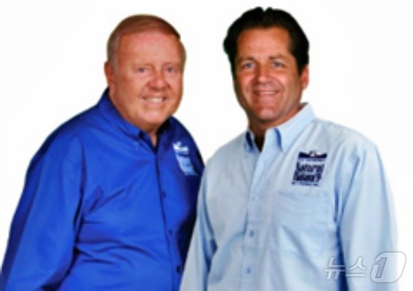 본문 이미지 - 내추럴발란스 설립자 딕 밴 패튼(왼쪽) ⓒ 뉴스1