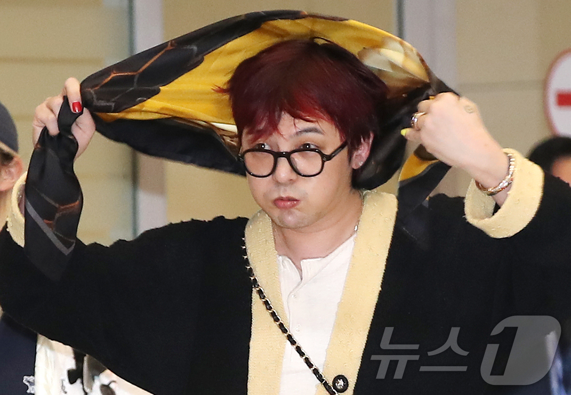 (인천공항=뉴스1) 권현진 기자 = 가수 지드래곤(GD)이 ‘샤넬 2024/25 크루즈 레플리카 쇼’ 일정을 마치고 7일 인천국제공항을 통해 홍콩에서 입국하고 있다. 2024.11 …