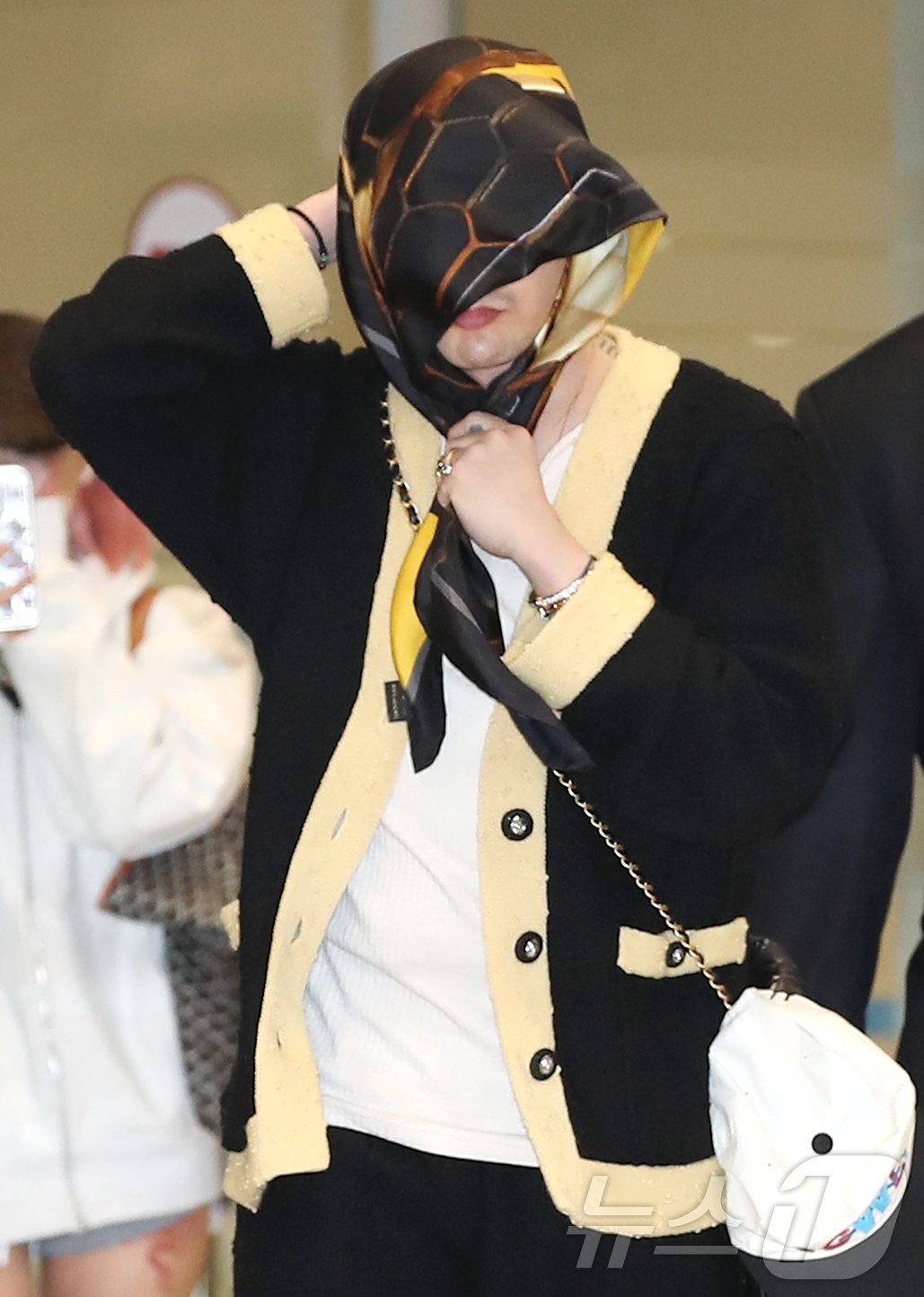 본문 이미지 - 빅뱅 지드래곤&#40;GD&#41;이 7일 인천국제공항에 도착해 스카프를 매며 입국장을 빠져나오고 있다. ⓒ News1 권현진 기자