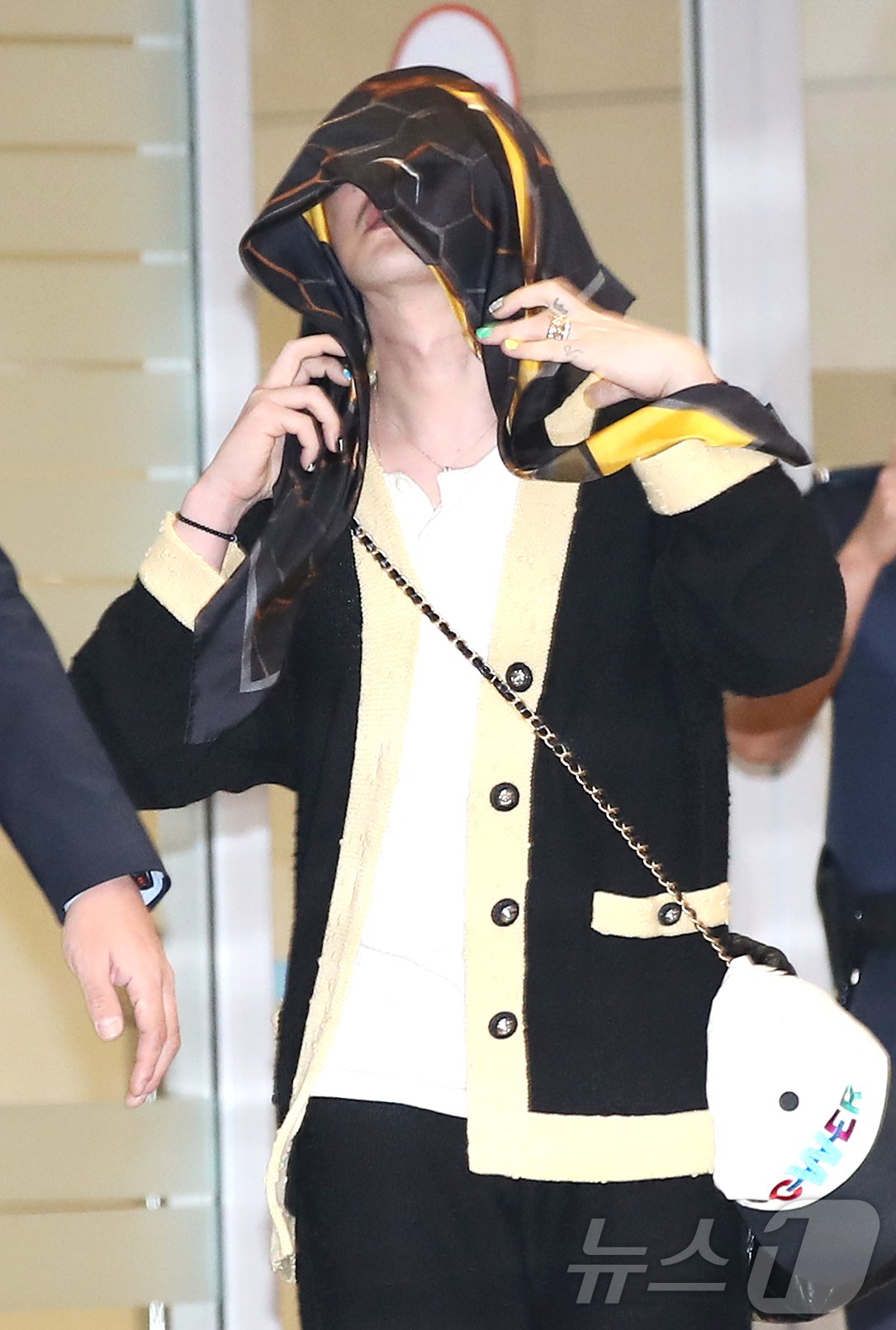 본문 이미지 - 빅뱅 지드래곤&#40;GD&#41;이 7일 인천국제공항에 도착해 스카프를 매며 귀국하고 있다. ⓒ News1 권현진 기자