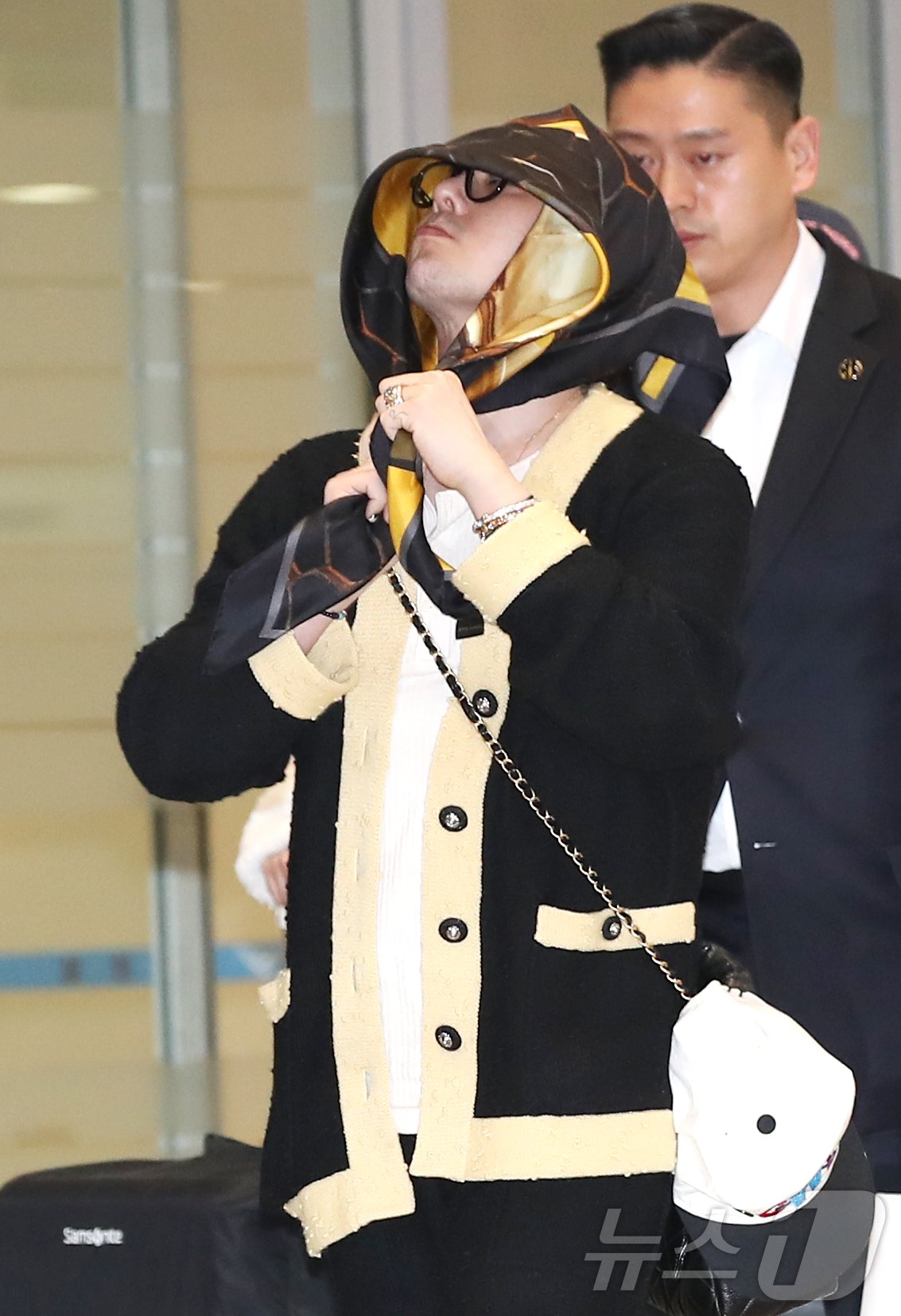 본문 이미지 - 가수 지드래곤&#40;GD&#41;이 ‘샤넬 2024/25 크루즈 레플리카 쇼’ 일정을 마치고 7일 인천국제공항을 통해 홍콩에서 귀국하고 있다. ⓒ News1 권현진 기자