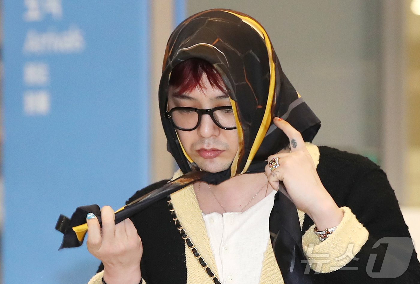 본문 이미지 - 가수 지드래곤&#40;GD&#41;이 ‘샤넬 2024/25 크루즈 레플리카 쇼’ 일정을 마치고 7일 인천국제공항을 통해 홍콩에서 입국하고 있다. ⓒ News1 권현진 기자