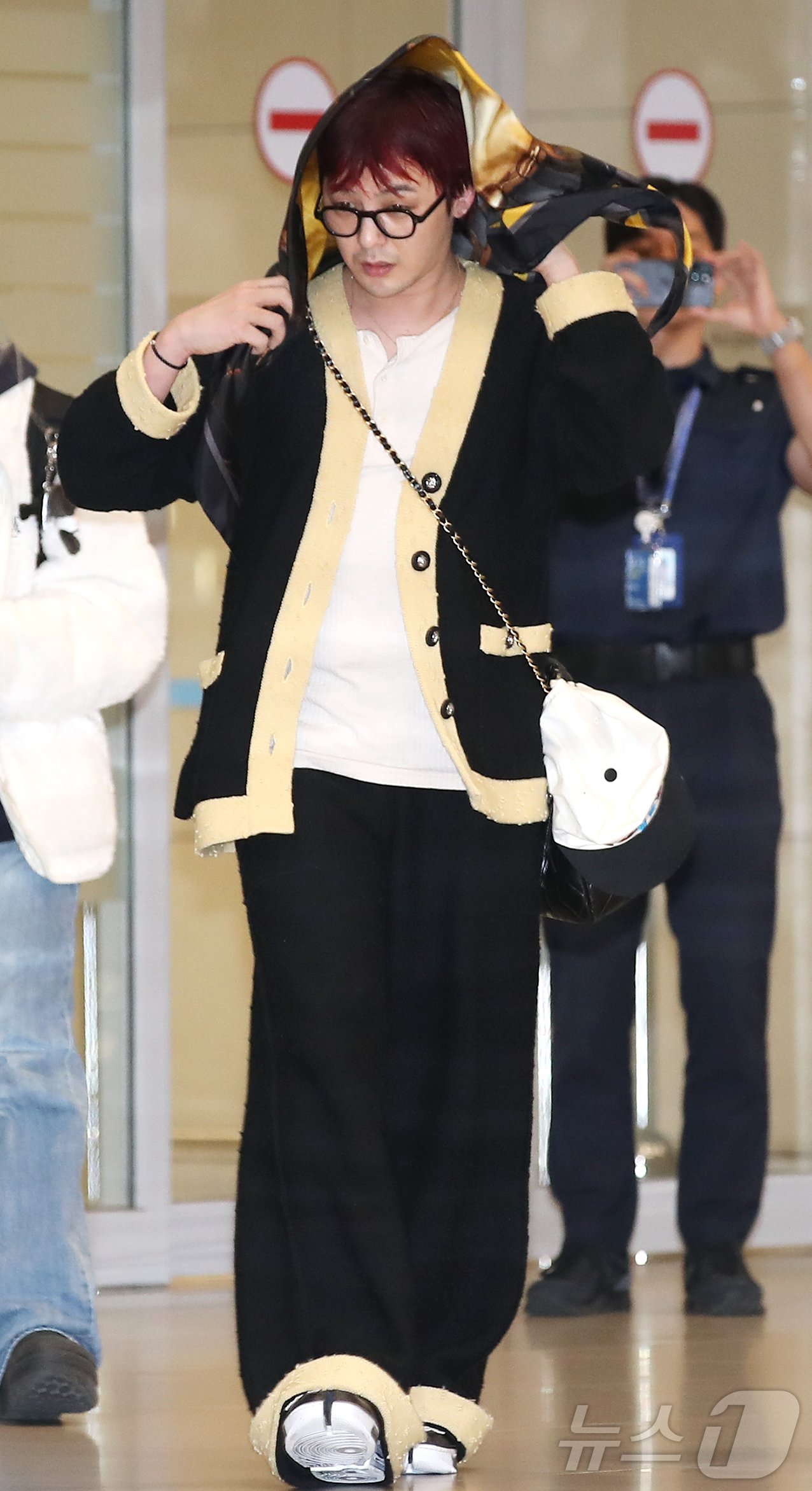 본문 이미지 - 가수 지드래곤&#40;GD&#41;이 ‘샤넬 2024/25 크루즈 레플리카 쇼’ 일정을 마치고 7일 인천국제공항을 통해 홍콩에서 귀국하고 있다. ⓒ News1 권현진 기자