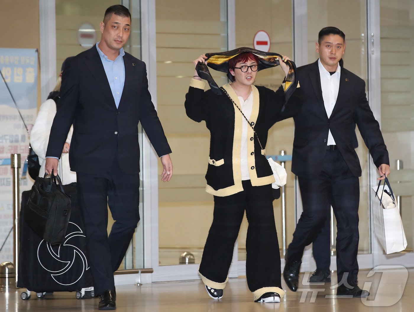 본문 이미지 - 빅뱅 지드래곤&#40;GD&#41;이 7일 인천국제공항에 도착해 스카프를 매며 귀국하고 있다. ⓒ News1 권현진 기자