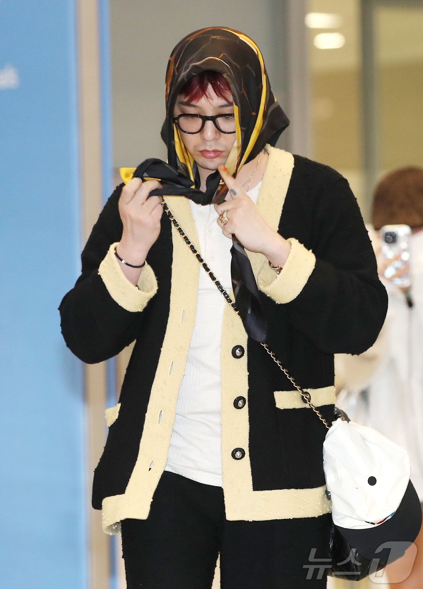 본문 이미지 - 가수 지드래곤&#40;GD&#41;이 ‘샤넬 2024/25 크루즈 레플리카 쇼’ 일정을 마치고 7일 인천국제공항을 통해 홍콩에서 귀국하고 있다. ⓒ News1 권현진 기자