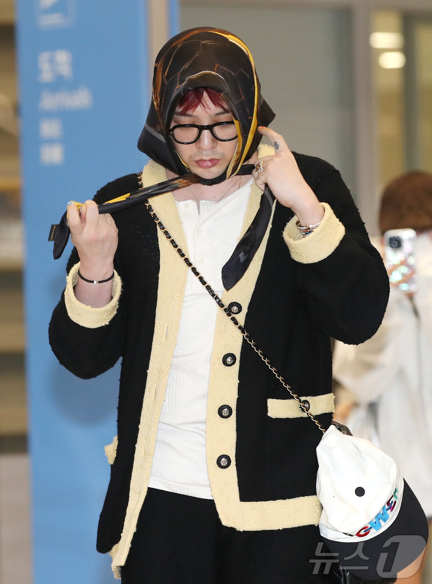 (인천공항=뉴스1) 권현진 기자 = 가수 지드래곤(GD)이 ‘샤넬 2024/25 크루즈 레플리카 쇼’ 일정을 마치고 7일 인천국제공항을 통해 홍콩에서 입국하고 있다. 2024.11 …