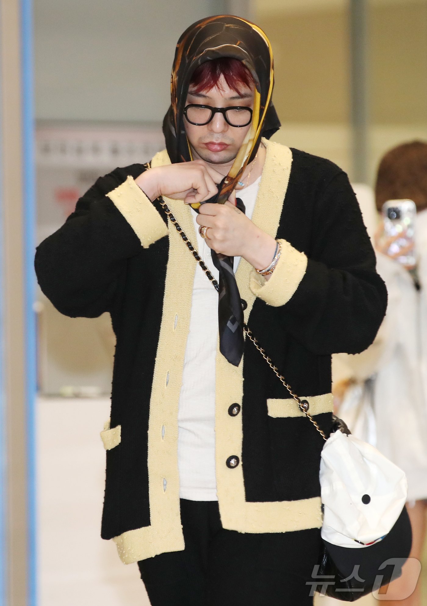 본문 이미지 - 빅뱅 지드래곤&#40;GD&#41;이 7일 인천국제공항에 도착해 스카프를 매고 있다. ⓒ News1 권현진 기자