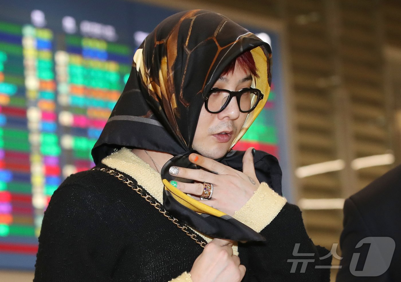 본문 이미지 - 가수 지드래곤&#40;GD&#41;이 ‘샤넬 2024/25 크루즈 레플리카 쇼’ 일정을 마치고 7일 인천국제공항을 통해 홍콩에서 입국하고 있다.  ⓒ News1 권현진 기자