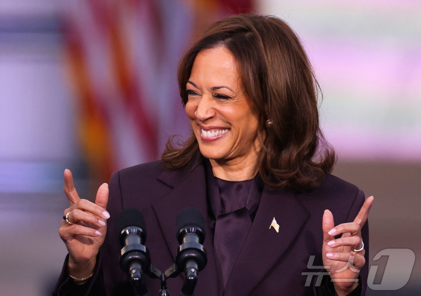 본문 이미지 - 6일&#40;현지시간&#41; 미국 워싱턴 하워드 대학에서 민주당 대통령 후보 카멀라 해리스 부통령이 밝은 표정으로 승복 연설을 하고 있다. 2024.11.06 ⓒ 로이터=뉴스1 ⓒ News1 김지완 기자