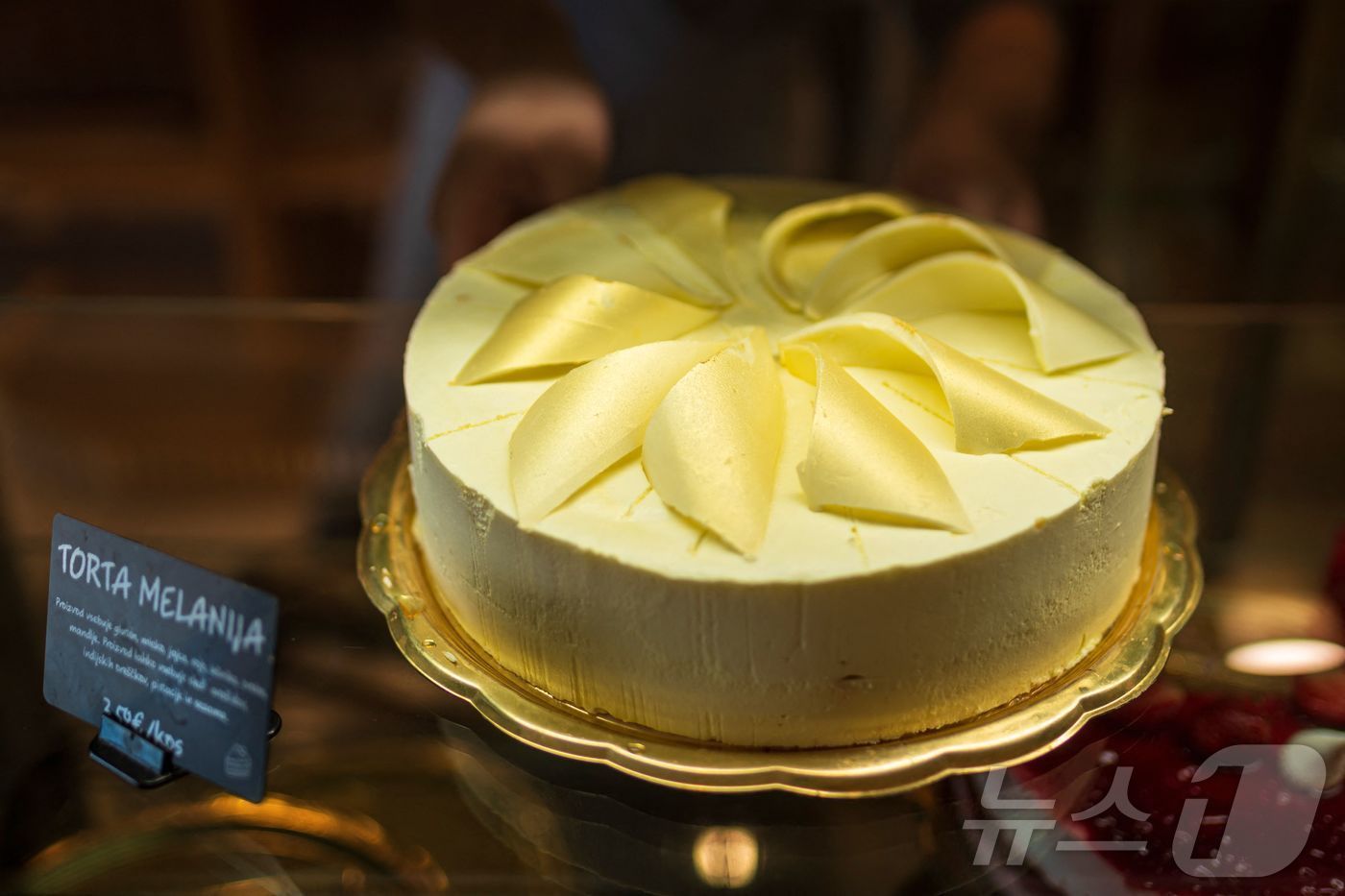 본문 이미지 - 슬로베니아 세브니카 마을의 한 베이커리에 '멜라니아 케이크'가 진열돼 있다. 20.10.30 ⓒ AFP=뉴스1 ⓒ News1 김예슬 기자