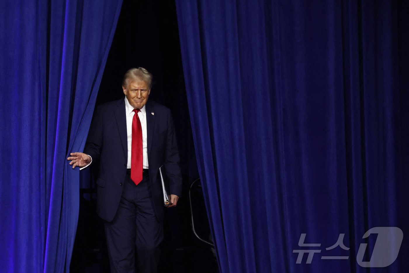 본문 이미지 - 미국 공화당 대통령 후보 도널드 트럼프 전 대통령이 6일 (현지시간) 플로리다주 웨스트 팜비치 컨벤션센터에서 열린 당선 행사에 도착하고 있다. 2024.11.07 ⓒ AFP=뉴스1 ⓒ News1 우동명 기자