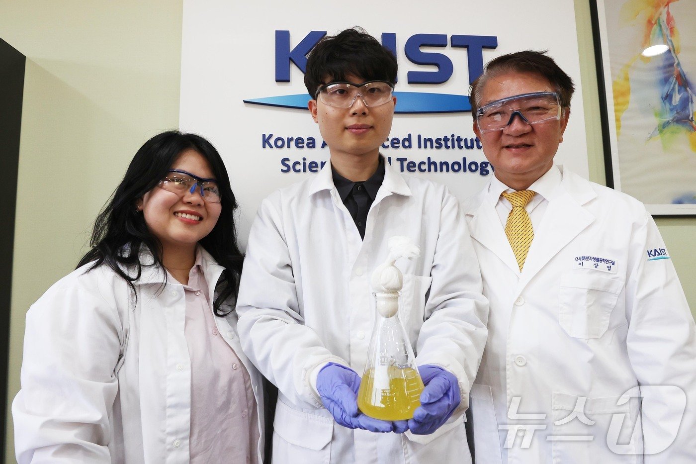 본문 이미지 - 왼쪽부터 KAIST 생명화학공학과 신디 프리시리아 박사, 문천우 박사과정, 이상엽 특훈교수가 기념촬영을 하고 있다.(KAIST 제공)/뉴스1