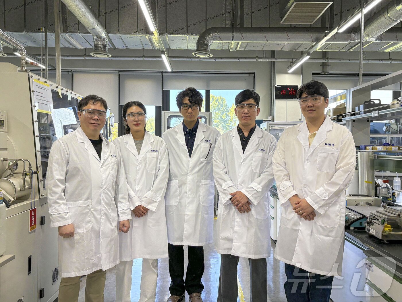 본문 이미지 - 한국에너지기술연구원 광주친환경에너지연구센터 우중제 센터장(왼쪽부터 ), 송진주 박사, 송하용 박사, 마지영 박사, 송정환 학생연구원. (에너지연 제공)/뉴스1