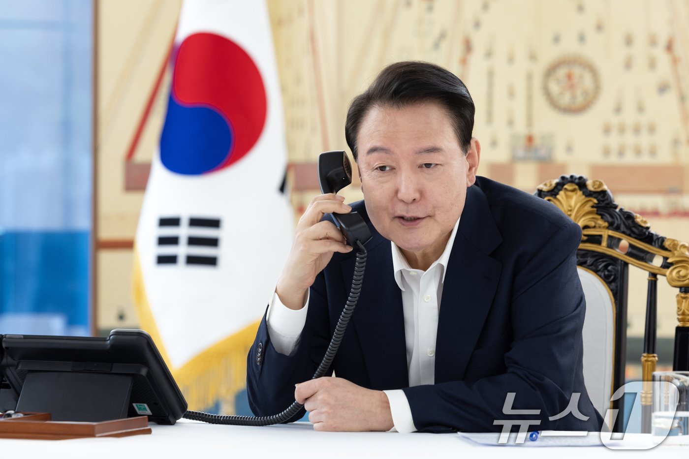 본문 이미지 - 윤석열 대통령이 7일 대통령실 관저에서 도널드 트럼프 미국 대통령 당선인과 전화 통화를 하고 있다. (대통령실 제공) 2024.11.7/뉴스1 ⓒ News1 송원영 기자