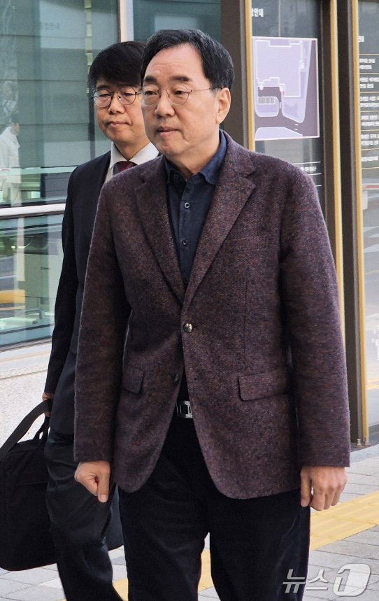 본문 이미지 - 강원 속초해수욕장 관광 테마시설&#40;대관람차&#41; 사업자 선정 과정에서 사업자에게 특혜를 준 혐의로 불구속 기소된 김철수 전 속초시장이 재판에 참석하기 위해 7일 춘천지법 속초지원에 들어서고 있다. 2024.11.7/뉴스1 ⓒ News1 윤왕근 기자