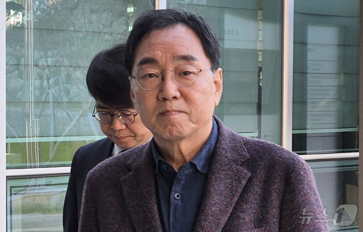 본문 이미지 - 강원 속초해수욕장 관광 테마시설&#40;대관람차&#41; 사업자 선정 과정에서 사업자에게 특혜를 준 혐의로 불구속 기소된 김철수 전 속초시장이 재판에 참석하기 위해 7일 춘천지법 속초지원에 들어서고 있다. 2024.11.7/뉴스1 ⓒ News1 윤왕근 기자