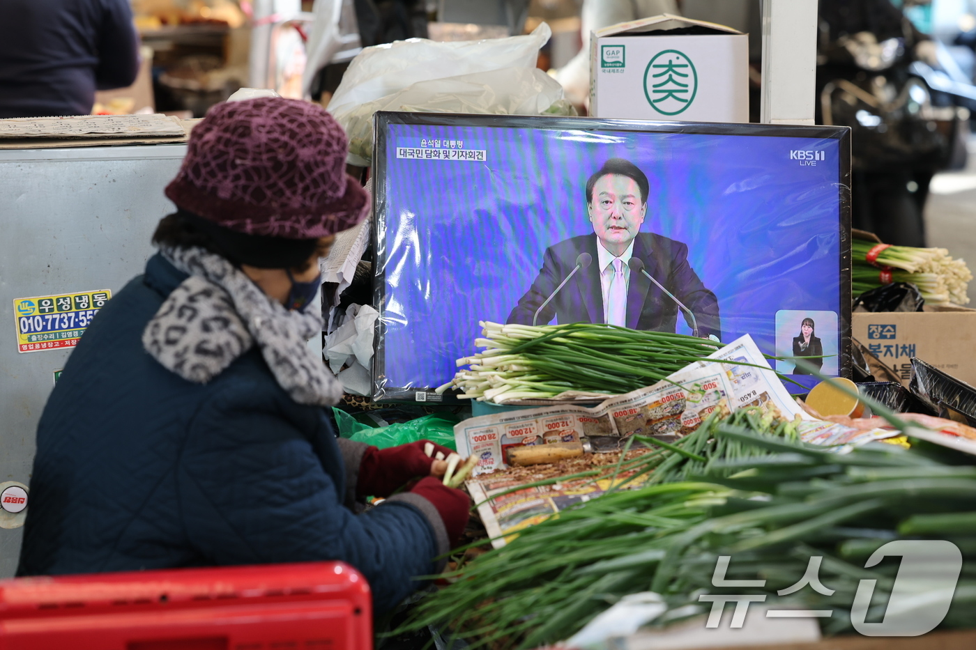 (서울=뉴스1) 이재명 기자 = 7일 오전 서울 중구 서울중앙시장에서 상인들이 윤석열 대통령의 대국민담화 및 기자회견을 시청하고 있다. 2024.11.7/뉴스1