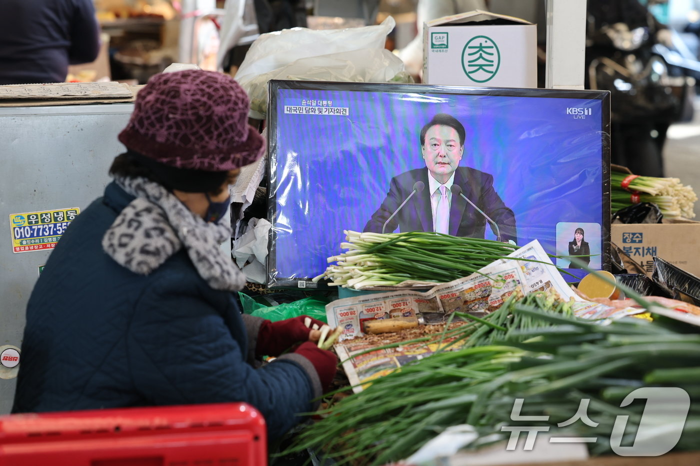 7일 오전 서울 중구 서울중앙시장에서 상인들이 윤석열 대통령의 대국민담화 및 기자회견을 시청하고 있다. 2024.11.7/뉴스1 ⓒ News1 이재명 기자