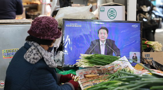 파 다듬으며 눈은 윤 대통령 대국민담화에