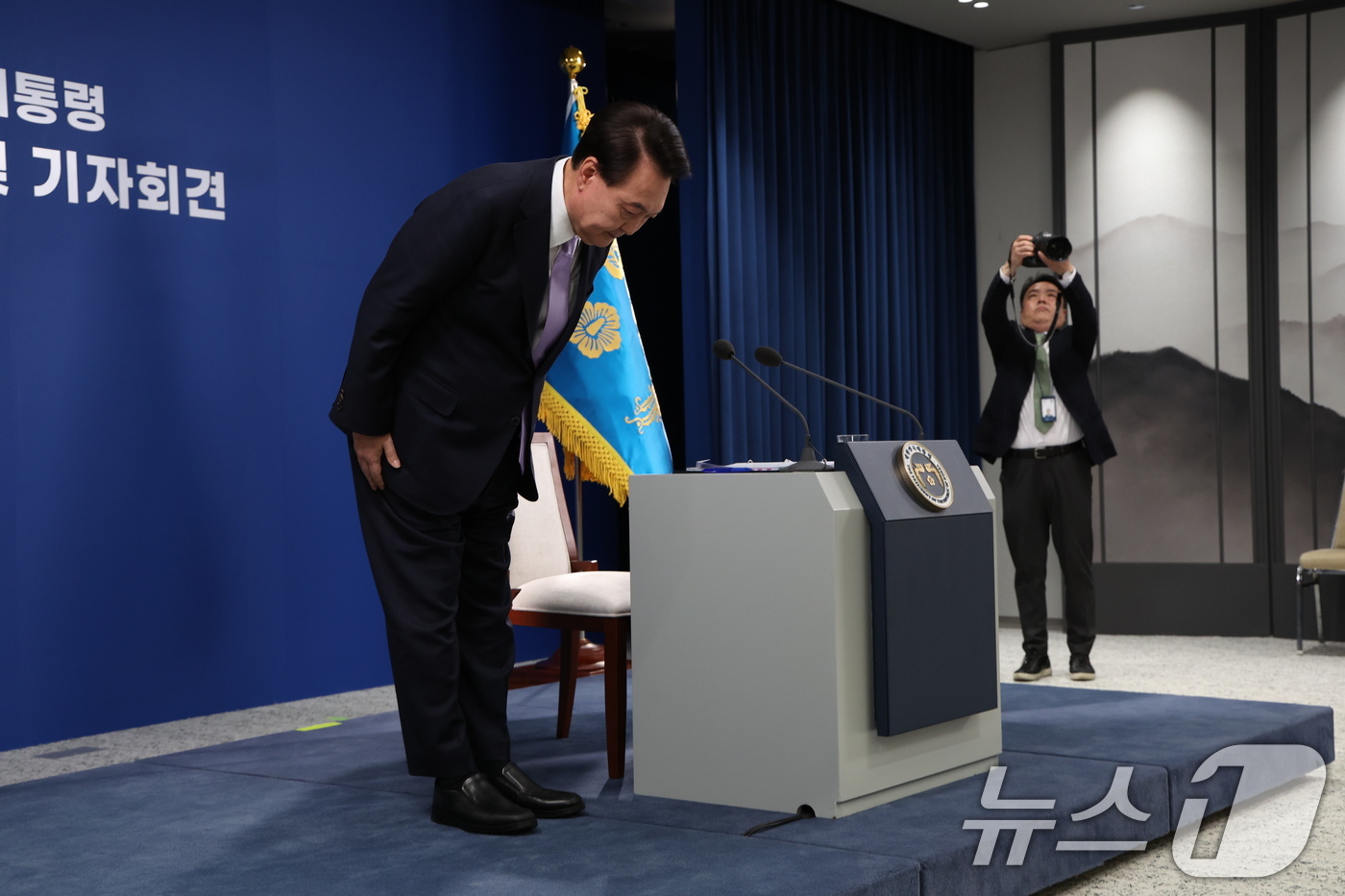 (서울=뉴스1) 송원영 기자 = 윤석열 대통령이 7일 서울 용산 대통령실 청사 브리핑실에서 열린 대국민담화 및 기자회견에서 인사를 하고 있다. 2024.11.7/뉴스1