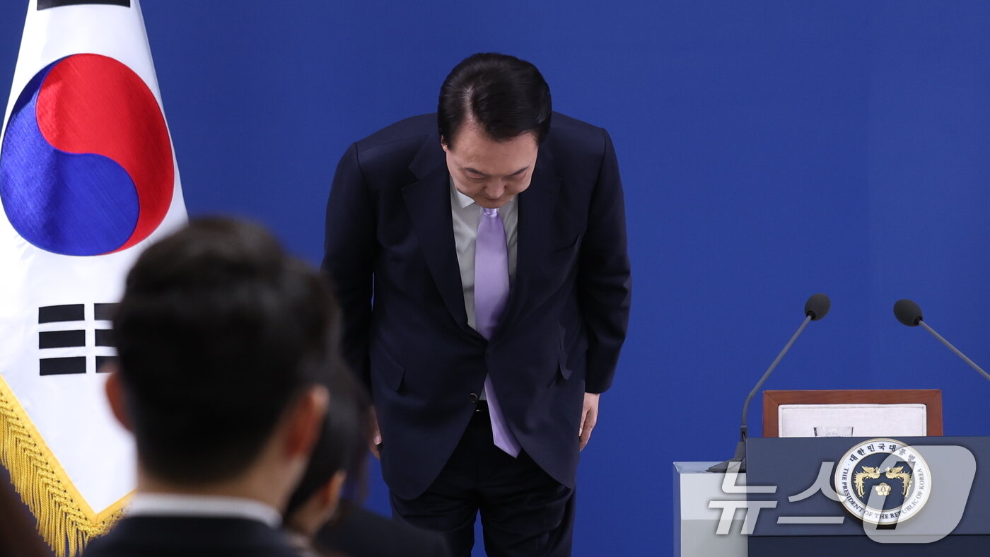 본문 이미지 - 윤석열 대통령이 7일 서울 용산 대통령실 청사 브리핑실에서 대국민 담화 중 국민들에게 고개숙여 사과하고 있다. 2024.11.7/뉴스1 ⓒ News1 박지혜 기자