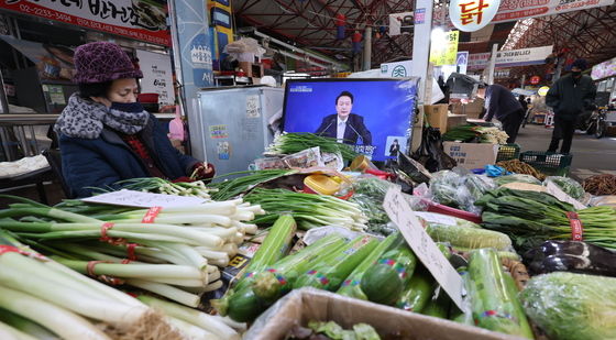 시장 상인 TV엔 윤 대통령 대국민 담화