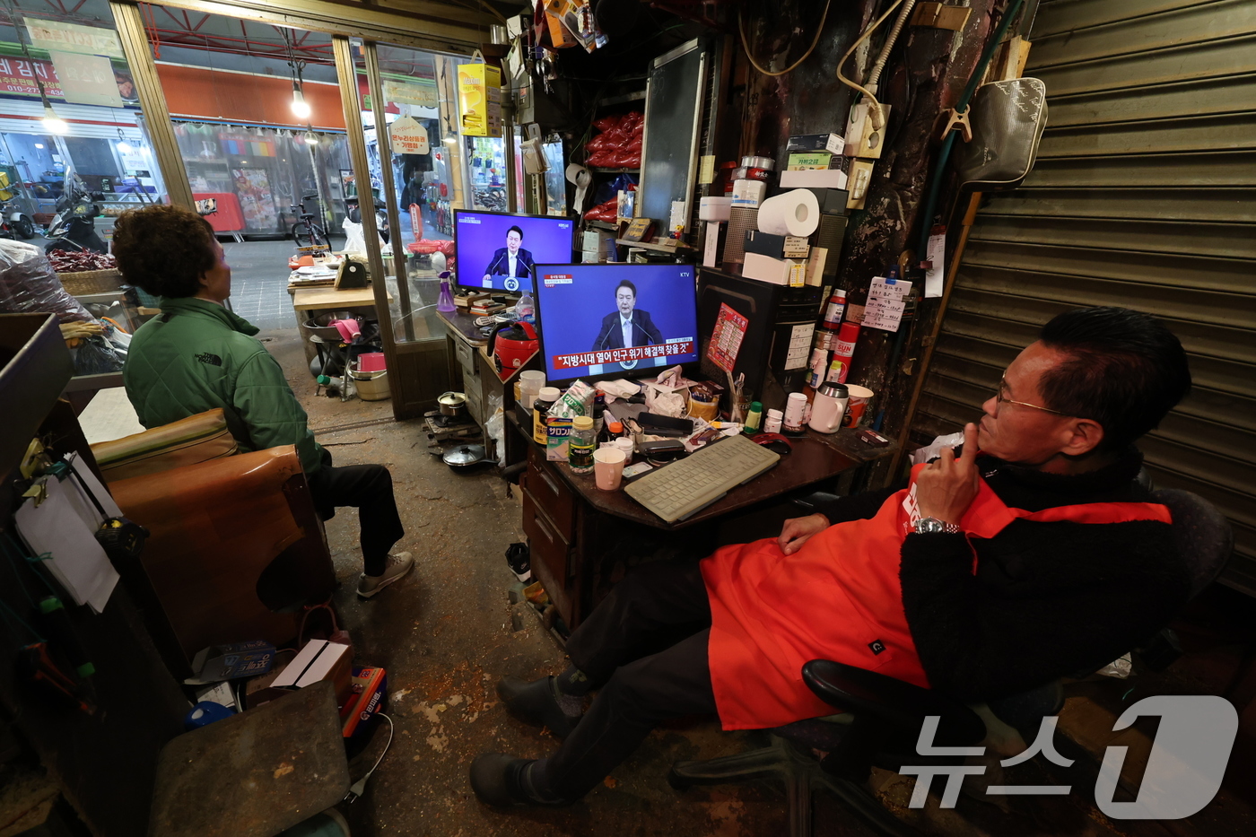 (서울=뉴스1) 이재명 기자 = 7일 오전 서울 중구 서울중앙시장에서 상인들이 윤석열 대통령의 대국민담화 및 기자회견을 시청하고 있다. 2024.11.7/뉴스1