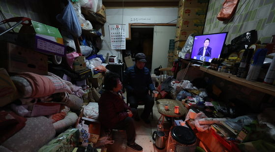 윤 대통령 대국민담화 바라보는 시장상인