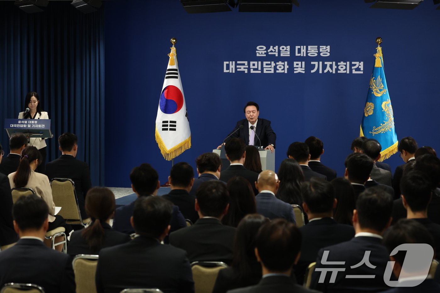 윤석열 대통령이 7일 서울 용산 대통령실 청사 브리핑실에서 열린 대국민담화 및 기자회견에서 취재진의 질문에 답하고 있다. 2024.11.7/뉴스1 ⓒ News1 송원영 기자