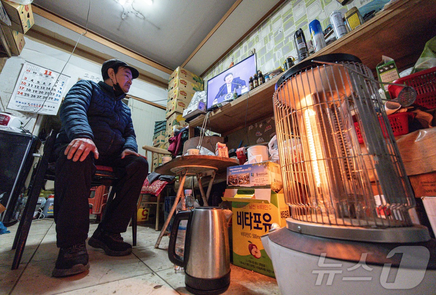 (서울=뉴스1) 이재명 기자 = 7일 오전 서울 중구 서울중앙시장에서 상인들이 윤석열 대통령의 대국민담화 및 기자회견을 시청하고 있다. 2024.11.7/뉴스1