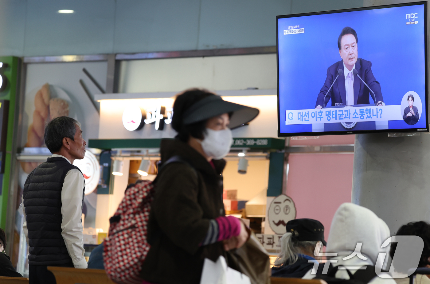 (광주=뉴스1) 김태성 기자 = 7일 광주 유스퀘어 터미널에서 시민들이 윤석열 대통령 대국민담화 및 기자회견을 시청하고 있다. 2024.11.7/뉴스1