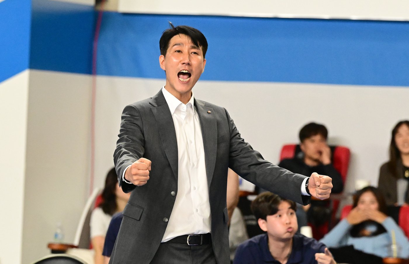 5경기 째 같은 옷을 입고 코트에 나선 한국전력 권영민 감독 &#40;한국배구연맹 제공&#41;