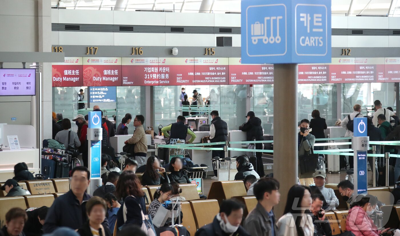 본문 이미지 - 인천국제공항 1터미널 출국장에서 관광객들이 중국행 비행기 탑승을 위해 수속 절차를 기다리고 있다. 2024.11.7/뉴스1 ⓒ News1 권현진 기자