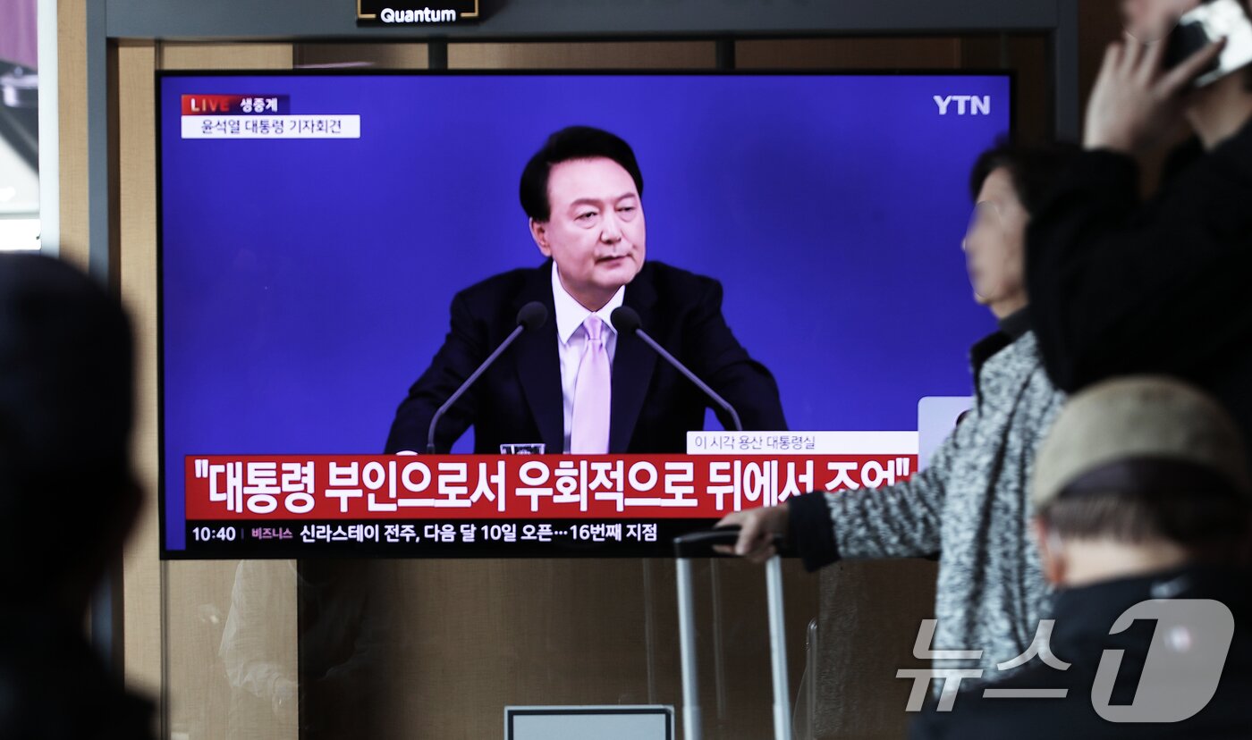 본문 이미지 -  윤석열 전 대통령의 대국민 담화 발표를 국민들이 생중계로 시청하고 있다. 2024.11.7/뉴스1 ⓒ News1 오대일 기자