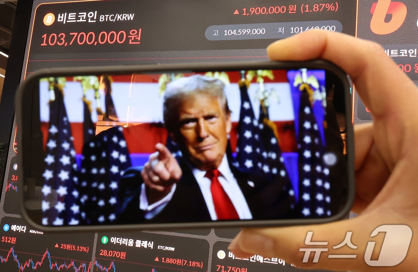 본문 이미지 - 도널드 트럼프 전 대통령의 미 대선 승리 소식에 비트코인이 고공행진을 이어가 사상 첫 7만6000달러선을 돌파하며 최고가를 경신한 7일 오전 서울 강남구 업비트 고객센터 시황판에 가격이 표시돼 있다. 2024.11.7/뉴스1 ⓒ News1 김진환 기자