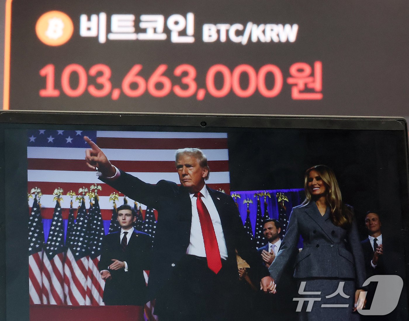 본문 이미지 - 도널드 트럼프 전 대통령의 미 대선 승리 소식에 비트코인이 고공행진을 이어가 사상 첫 7만6000달러선을 돌파하며 최고가를 경신한 7일 오전 서울 강남구 업비트 고객센터 시황판에 가격이 표시돼 있다. 2024.11.7/뉴스1 ⓒ News1 김진환 기자