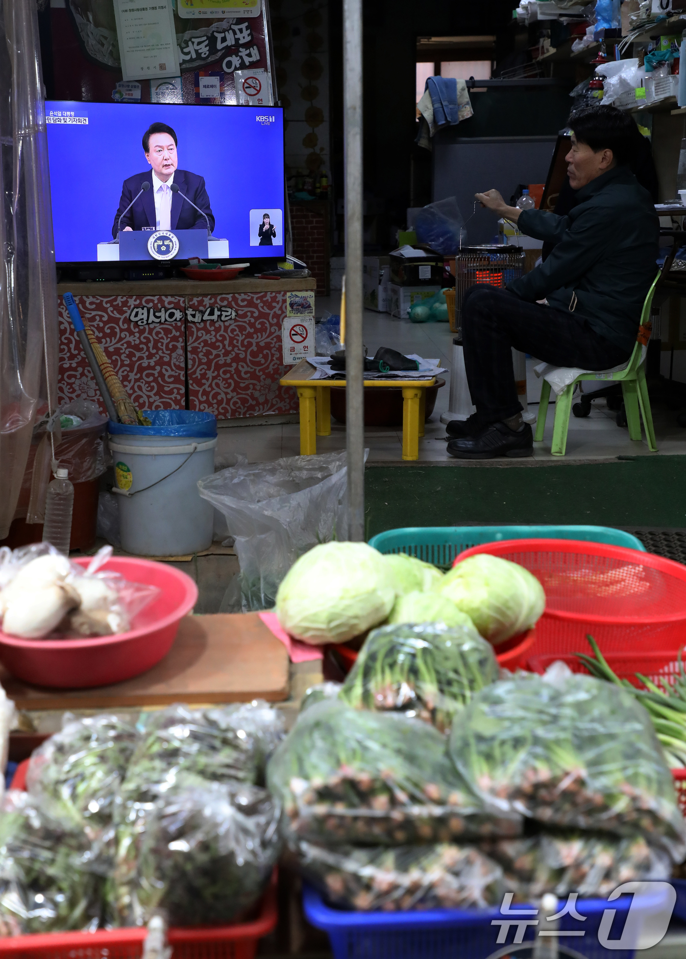 (창원=뉴스1) 윤일지 기자 = 7일 오전 경남 창원 의창구 명서전통시장에서 한 상인이 윤석열 대통령의 대국민담화 및 기자회견을 시청하고 있다.창원 의창구는 '윤석열 대통령 부부 …