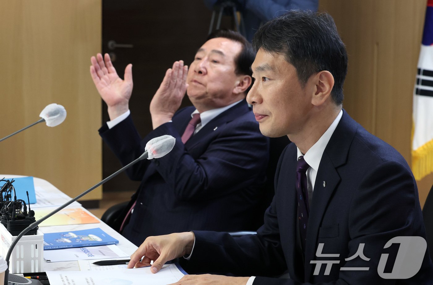 본문 이미지 - 이복현 금융감독원장이 7일 서울 여의도 중소기업중앙회에서 열린 중소기업인 간담회에서 인사말을 하고 있다. 왼쪽은 김기문 중기중앙회장. 2024.11.7/뉴스1 ⓒ News1 이동해 기자