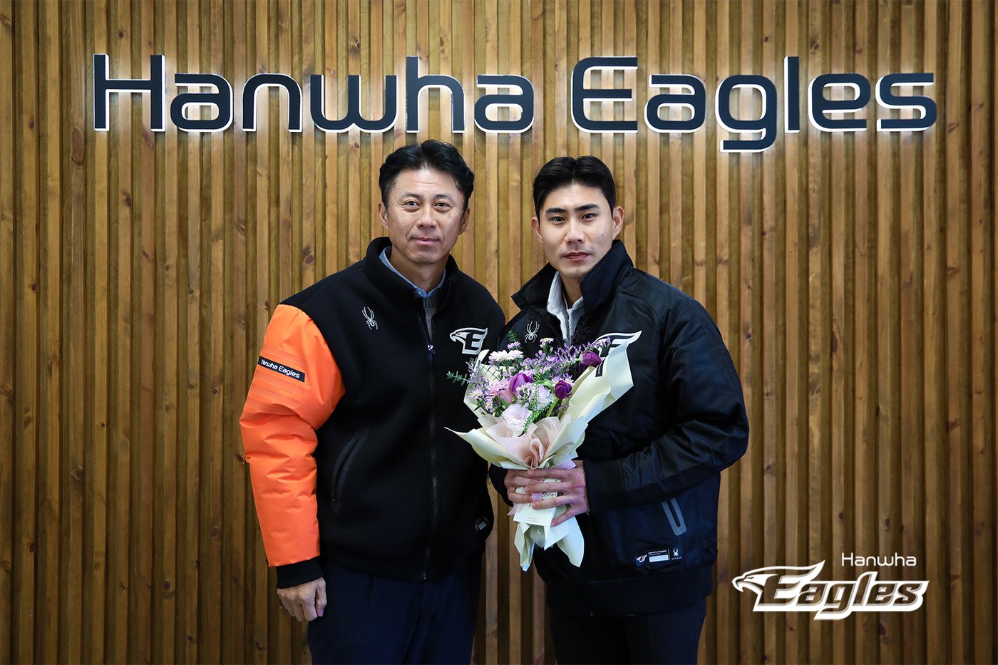 본문 이미지 - 심우준&#40;오른쪽&#41;과 손혁 단장.&#40;한화 이글스 제공&#41;