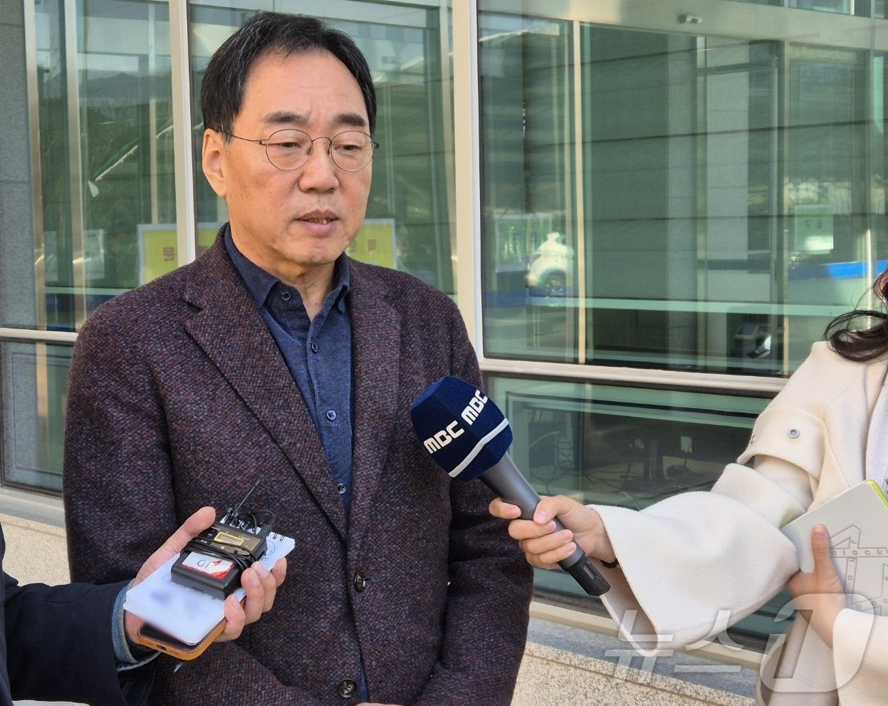 본문 이미지 - 강원 속초해수욕장 관광 테마시설&#40;대관람차&#41; 사업자 선정 과정에서 사업자에게 특혜를 준 혐의로 불구속 기소된 김철수 전 속초시장이 7일 춘천지법 속초지원에서 첫 재판을 마친 뒤 취재진의 질문에 답하고 있다. 2024.11.7/뉴스1